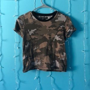 Camo print mini t shirt with rose embroidered